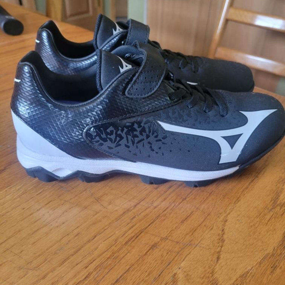 fab'rik Men's Sleek Black and White Athletic Shoes